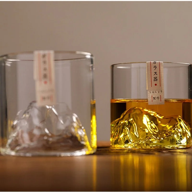 PeakGlass™ – Designer-Whiskyglas mit Bergmotiv