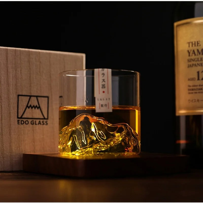 PeakGlass™ – Designer-Whiskyglas mit Bergmotiv